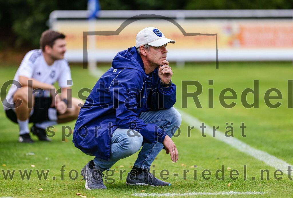 2023-07-28_066_FC_Eitting_gegen_FC_Moosburg | Eitting, Deutschland, 28.07.2023:
Fußball, Kreisliga 2023 / 2024, 1. Spieltag, FC Eitting gegen FC Moosburg, Endergebnis: 1:1

Trainer Mario Sinicki (FC Moosburg)

Foto: Christian Riedel / fotografie-riedel.net