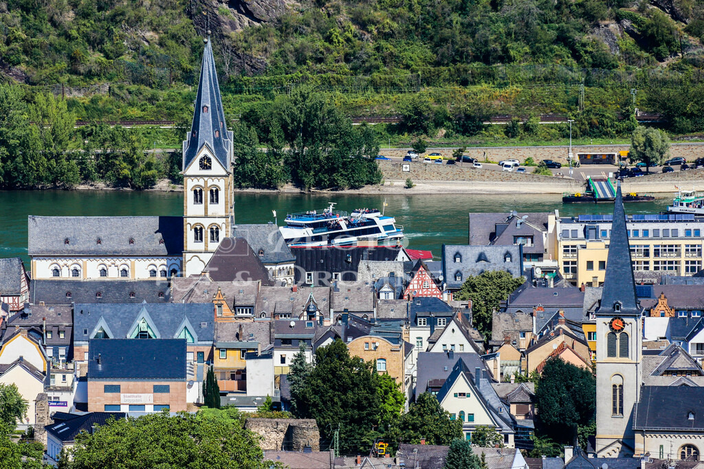 Boppard-0792 | Zwei Kirchen: links die katholische St. Severus und rechts die evangelische Christuskirche. - Realisiert mit Pictrs.com