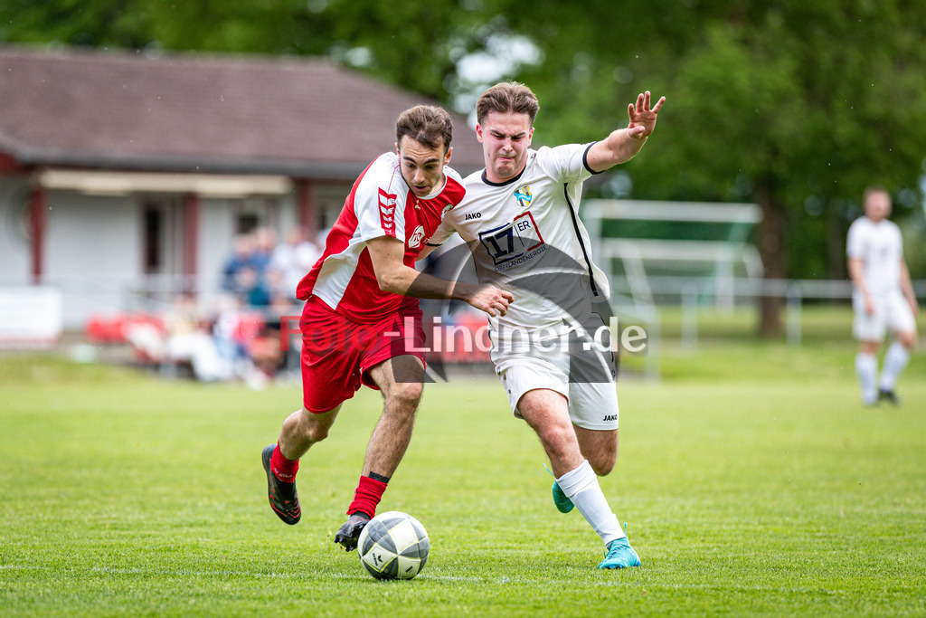 SV Raisting II gegen SG Hungerbach I | Fußball Herren Kreisklasse Gruppe 3 Zugspitze 2025/26 27. Spieltag, SV Raisting II gegen SG Hungerbach I, 20260510,Zweikampf,2026-05-10 in 82399 Raisting (Raiffeisen Arena Raisting, Wielenbacher Str. 52), Julien WIESNER (SV Raisting II 8), Anselm ASAM (Hungerbach 9)Copyright: WolfgangxLindner www.foto-lindner.de