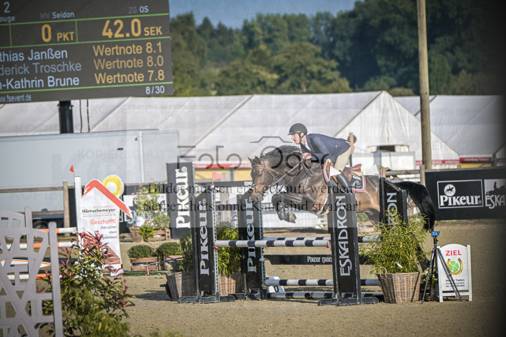 DOS_7561 | Entdecke hochwertige Reitturnierfotos von Foto Oger. Professionell, emotional und authentisch – jetzt Lieblingsmomente im Shop bestellen.Deutschlandweite Turnierfotografie. - Realisiert mit Pictrs.com