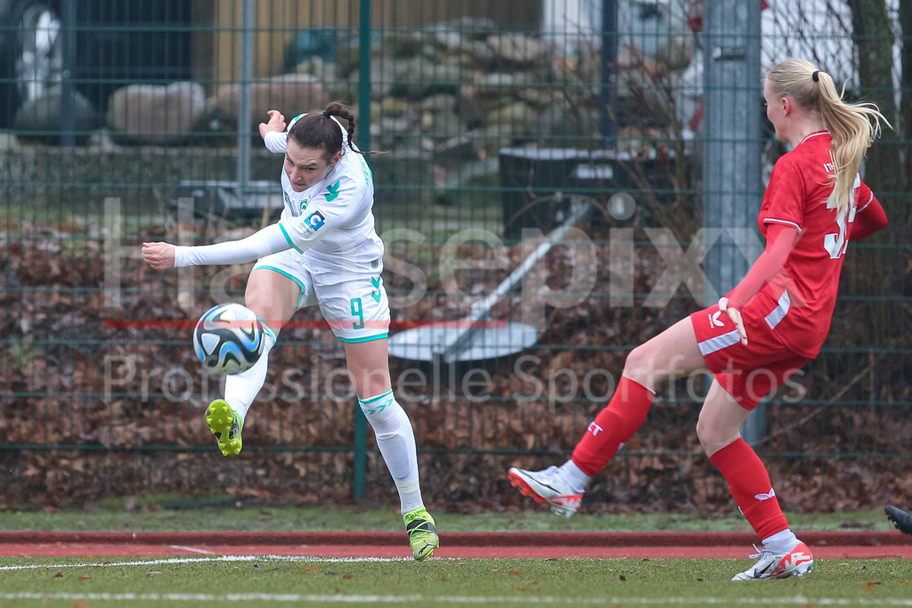 Fussball, Testspiel Frauen, SV Werder Bremen - FC Twente Enschede | v.li.: Sophie Weidauer (SV Werder Bremen, 9) am Ball, Juul Oudenampsen (FC Twente Vrouwen, 35) Einzelbild, Ganzkörper, Aktion, Action, Spielszene