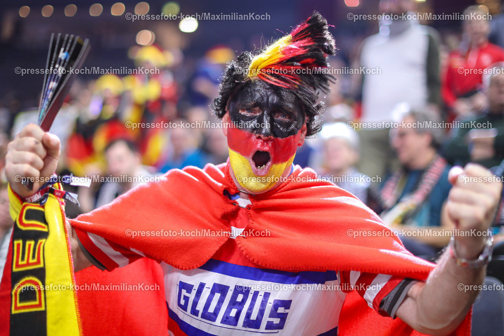 EHFEURO24012403010 | 24.01.2024, EHF EURO 2024, Männer Europameisterschaft Handball, Lanxess Arena in Köln, Deutschland - Kroatien: Stimmungsvolle EIndrücke rund um die deutschen Fans auf der Tribüne. Die Zuschauer feiern den Einzug der deutschen Nationalmannschaft ins Halbfinale. 