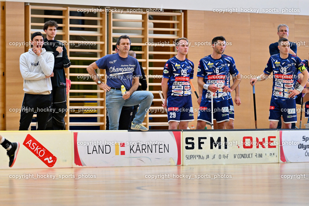 VSV Unihockey vs. Wiener Floorball Verein | Headcoach VSV Unihockey Harald Felsberger, #29 Anze Brajic VSV Unihockey, #6 Timo Schmid VSV Unihockey, #19 Philipp Seiser VSV Unihockey, VSV Unihockey vs. Wiener Floorball Verein, VSV Unihockey vs. Wiener Floorball Verein am 18.05.2025 in Villach (Ballspielhalle St. Martin), Austria, (Photo by Bernd Stefan)