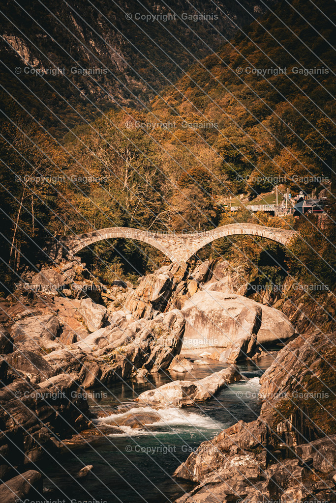Foroglio Römerbrucke | Foroglio ist ein malerisches Bergdorf im Bavonatal im Tessin, Schweiz. Es ist bekannt für seinen beeindruckenden Wasserfall, der rund 80 Meter tief in das Tal stürzt, sowie für seine traditionellen Steinhäuser, engen Gassen und unberührte alpine Landschaft. Das Dorf wirkt wie aus einer anderen Zeit und zieht Natur- und Fotoliebhaber gleichermaßen an.