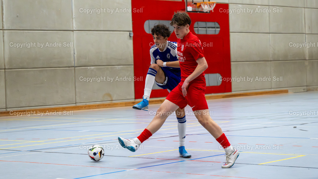20250118_6753 | 21. A-Jugend-Turnier des VfR Neumünster um den KulturLokschuppen-Pokal 2025, Grp. B - Eimsbütteler TV (rot) vs. VfR Neumünster lila (lila), Maalik Ebel (Eimsbüttel #30) / Pablo Rohwer (VfR lila #13) - Realisiert mit Pictrs.com