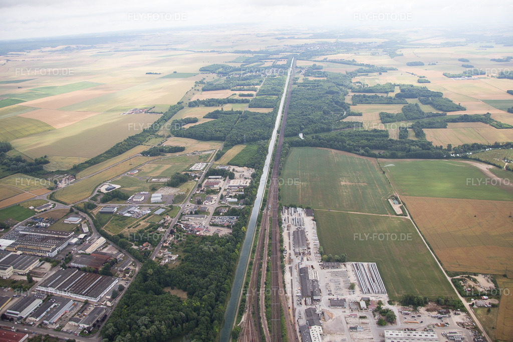 Luftbild: Ortsansicht in Migennes im Bundesland Yonne in Frankreich. Foto: IMG_082619.jpg vom 21.06.2015 durch Werner Riehm/FLY-FOTO.de