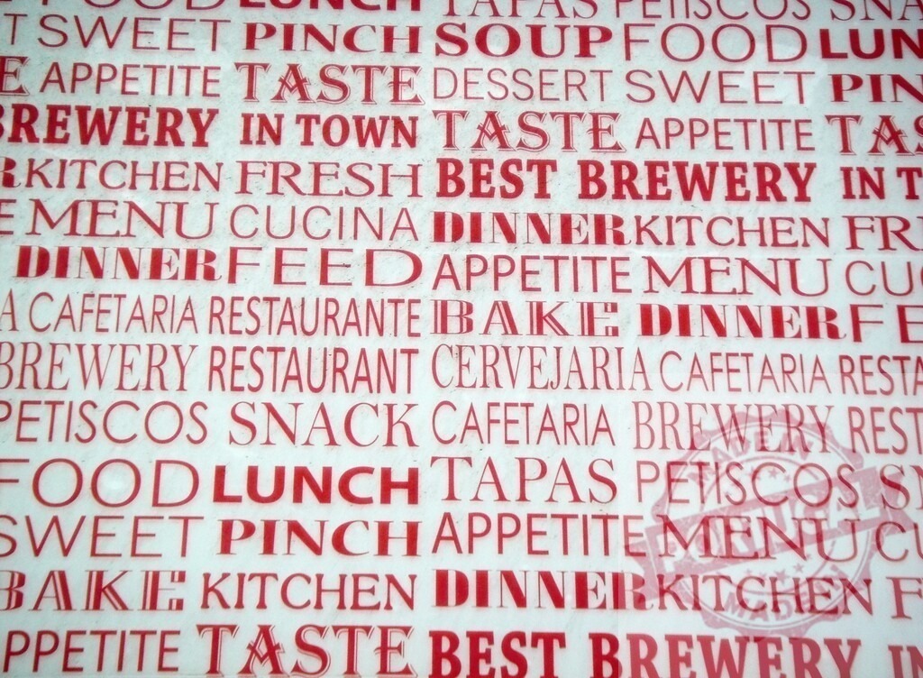 Red food words pattern repeating on white background | Red text creating a seamless pattern of culinary and dining related words - Realisiert mit Pictrs.com