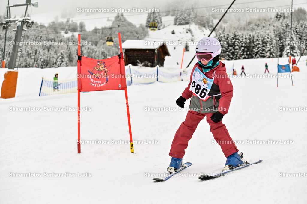 SRF_20.02.2026_0355 | Skirennfotos,Serfaus,Fiss,Ladis,Kinderskirennen,Winter,Tirol,Oberland,skirace,SFL,feelfree,weil wir's genießen,ski,Ski,skifahren,Sonnenplateau, - Realisiert mit Pictrs.com
