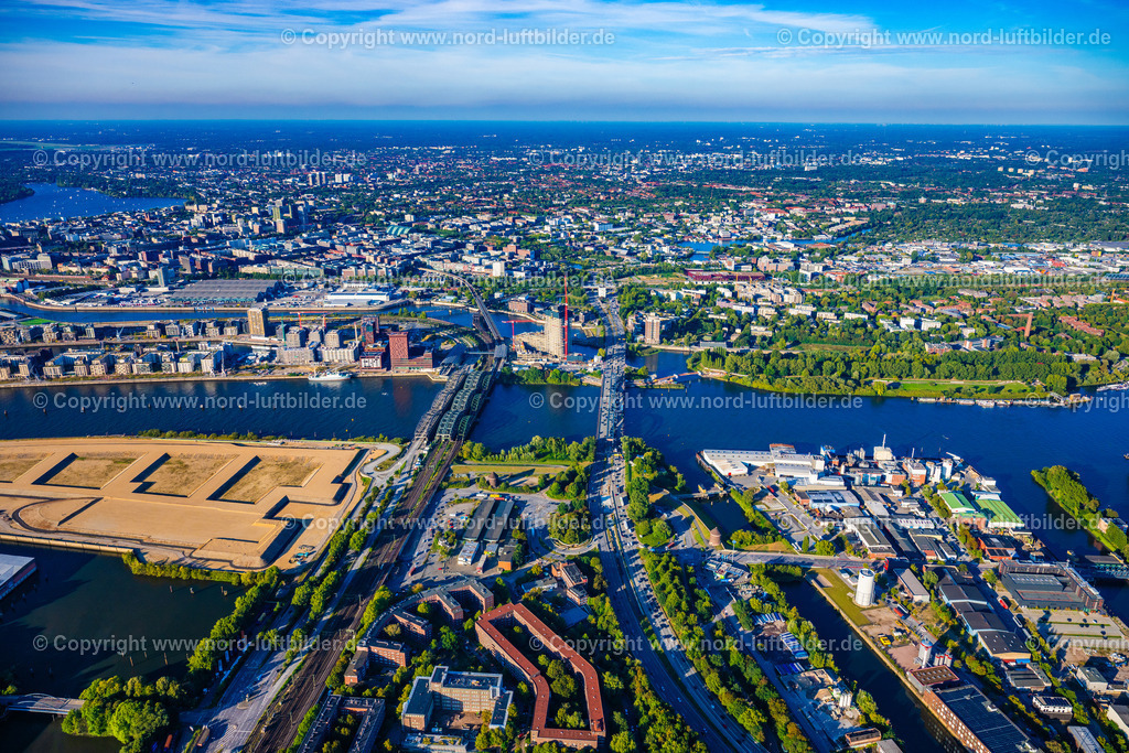 Hamburg_Rothenburgsort_Veddel_Kleiner_Grasbook_Baakenhafen_Elbbbrücken_ELS_3658190925 | HAMBURG 20.09.2025 Abriß- und Erdarbeiten auf dem Gelände der ehemaligen Logistikzentrum- Ruine Überseezentrum am Schuhmacherwerder - Moldauhafen im Ortsteil Kleiner Grasbrook in Hamburg, Deutschland. Weiterführende Informationen bei: EGGERS Tiefbau GmbH,  HPA Hamburg Port Authority. // Demolition work on the site of the former logistics center ruin Ueberseezentrum on Schuhmacherwerder - Moldauhafen in the district Kleiner Grasbrook in Hamburg, Germany. Further information at: EGGERS Tiefbau GmbH,  HPA Hamburg Port Authority. Foto: Martin Elsen