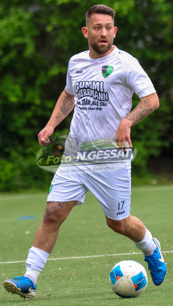 SC Bünde - TuS Tengern | Auf dem Bild zu sehen: weiß SC Bünde: Anton Gladkov SC Bünde, TuS Tengern, Saison 25/26, Bezirksliga, Hunnebrock, Deutschland - Realisiert mit Pictrs.com