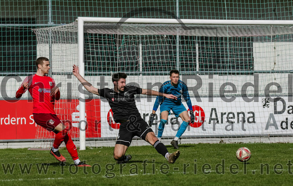 2024-02-24_080_FC_Schwaig_gegen_TSV_1880_Wasserburg | Oberding, Deutschland, 24.02.2024:
Fußball, 2. Runde Qualifikation TOTO-Pokal 2023 / 2024, 1. Spieltag, FC Schwaig gegen TSV 1880 Wasserburg, Endergebnis: 2:3

Daniel Yordanov (TSV 1880 Wasserburg, #17), Johannes Empl (FC Schwaig, #14), Torwart Philipp Strunk (FC Schwaig, #30)

Foto: Christian Riedel / fotografie-riedel.net