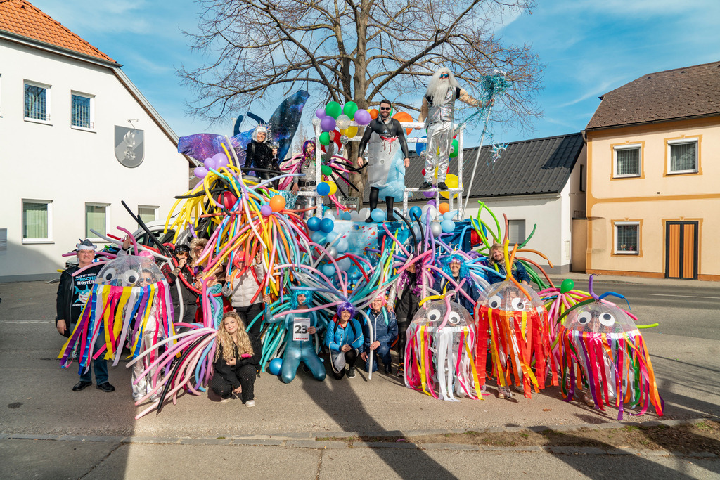 MASKEN-Gruppe_8908 | Fotostrecke: FASCHINGSUMZUG 2025 in Loosdorf. 22 Masken(gruppen)-Teilnehmer: Loosdorfer Vereine, Wirtschaftstreibende, Gemeindeabordnungen sowie Kreditinstitute. rund 700 Besucher entlang der Hauptstrasse. Veranstaltungs-Sicherung durch Mannschaft der FF-Loosdorf mit schwerem Gerät. Maskenprämierung am EKZ-Platz durch Bgm. Thomas Vasku in den Kategorien: Bester Festwagen (Fa. gkonzept-Groissenberger; Beste Personengruppe-ASK-Loosdorf; Beste Einzelperson; Weiteste Anreise-FF Schollach;