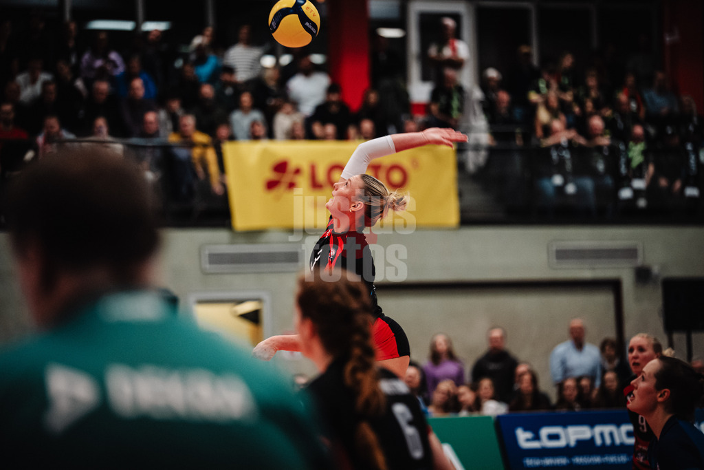 Volleyball | Frauen | Saison 2025/2026 | Volleyball Bundesliga | ETV Hamburger Volksbank Volleys vs. Ladies in Black Aachen | 29.10.2025 | Lina Köster (#3, ETV Hamburger Volksbank Volleys) beim Angriff