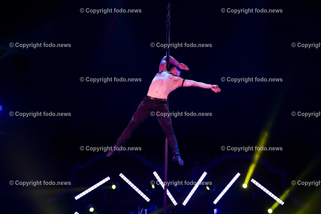 Zirkus Louis Knie_ 17.02.2024-24 | 17.02.2024, Linz, AUT, Circus Louis Knie 2024, im Bild Circus, Zirkus, Zelt, Artisten, Kuenstler, Trapez, Show, Clown, Zuschauer, Hunde, Ponys, Licht, Musik, Akrobaten, Akrobatik, Luftakrobatik