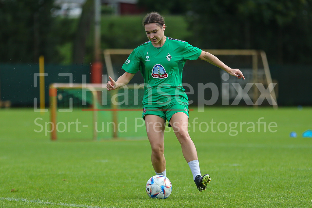 Fussball, Google Pixel Frauen-Bundesliga, Training SV Werder Bremen | v.li.: Sophie Weidauer (SV Werder Bremen, 9) Freisteller, Einzelbild, Ganzkörper, Aktion, Action, Spielszene