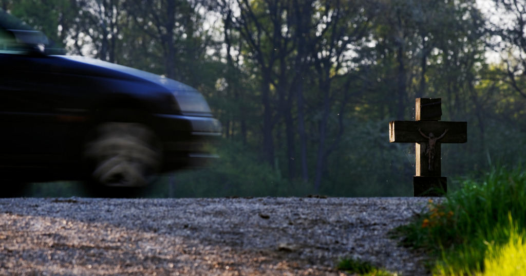 Autoraser auf der Landstrasse mit Kreuz | Enzersfeld, Austria - April 20, 2011: Autoraser auf der Landstrasse mit Kreuz. - Realisiert mit Pictrs.com