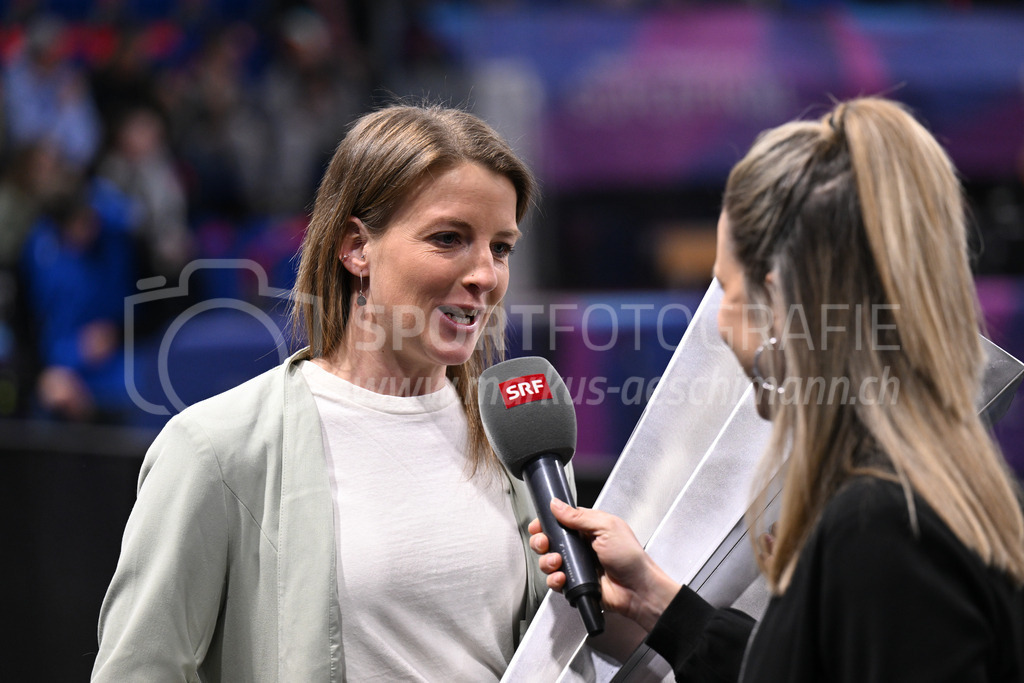 Kloten-Dietlikon Jets vs Skorpion Emmental Zollbrück - 15. April 2023 | 15.04.2023, Kloten, stimo arena, Swiss Unihockey Superfinal Frauen: Kloten-Dietlikon Jets - UHV Skorpion Emmental, Mirjam Hintermann bringt den Pokal in die stimo arena. - Realisiert mit Pictrs.com