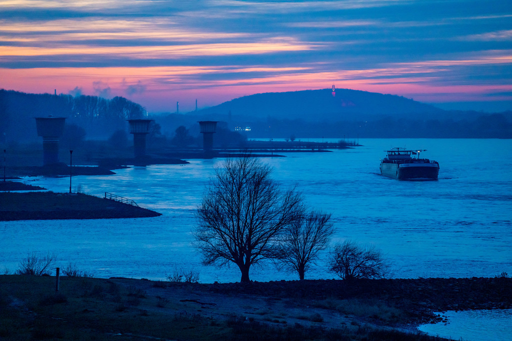 JT-210110 | Rhein bei Duisburg-Bruckhausen,  Türme der Wassergewinnungsanlagen von ThyssenKrupp Steel Stahlwerk, Frachtschiff,  Winter, Duisburg, NRW, Deutschland, - Realisiert mit Pictrs.com