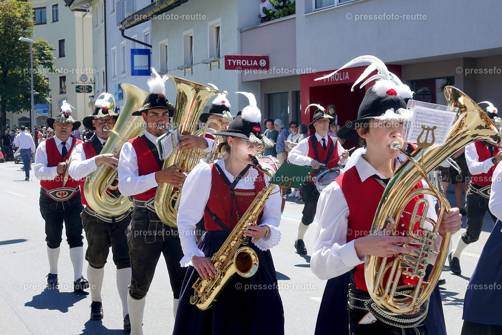 news-2022-Juli17-Musikumzug-Reutte-DSD02959-Laehn_Wengle | Info aus dem Bezirk Reutte/Ausserfern Tirol sowie eine umfangreiche Bilddatenbank über die gesamte Region: Lechtal, Talkessel Reutte, Tannheimertal, Zwischentoren. Lech, Plansee, Zugspitze, Grenztunnel, B179, Fernpassstraße, Verkehr, Lawinen, Tradition, - Realisiert mit Pictrs.com