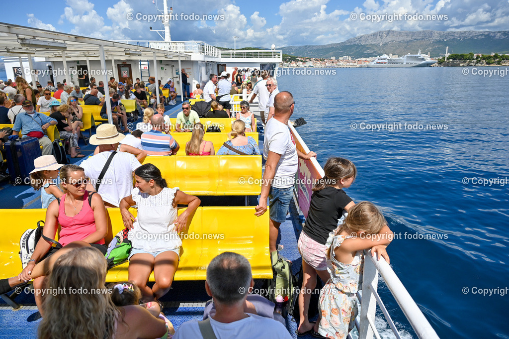Kroatien_ Bra__ Split_ Faehre_ 09.08.2023-49 | 09.08.2023, Kroatien, HRV, Brač, Insel in Dalmatien im Bild Ueberfahrt auf der Faehre von Brac nach Split, Adria, Meer, Faehre, Trajekt, Ferry, Jadrolinija, Touristen, Urlauber