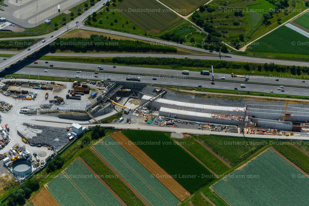 4046645 | STUTTGART 19.07.2021 Baustelle mit Tunnelführungsarbeiten für die Streckenführung und den Verlauf " Flughafentunnel " parallel zum Verlauf der Autobahn BAB A8 in Stuttgart im Bundesland Baden-Württemberg, Deutschland. Weiterführende Informationen bei: CDM Smith Consult GmbH,  GBI Gackstatter Beratende Ingenieure GmbH,  Max Bögl Bauservice GmbH &amp; Co. KG,  Vössing Ingenieurgesellschaft mbH. // Construction site with tunneling work for the route and the "airport tunnel" course parallel to the course of the A8 motorway in the Plieningen district of Stuttgart in the state Baden-Wuerttemberg, Germany. Further information at: CDM Smith Consult GmbH,  GBI Gackstatter Beratende Ingenieure GmbH,  Max Boegl Bauservice GmbH &amp; Co. KG,  Voessing Ingenieurgesellschaft mbH. Foto: Gerhard Launer