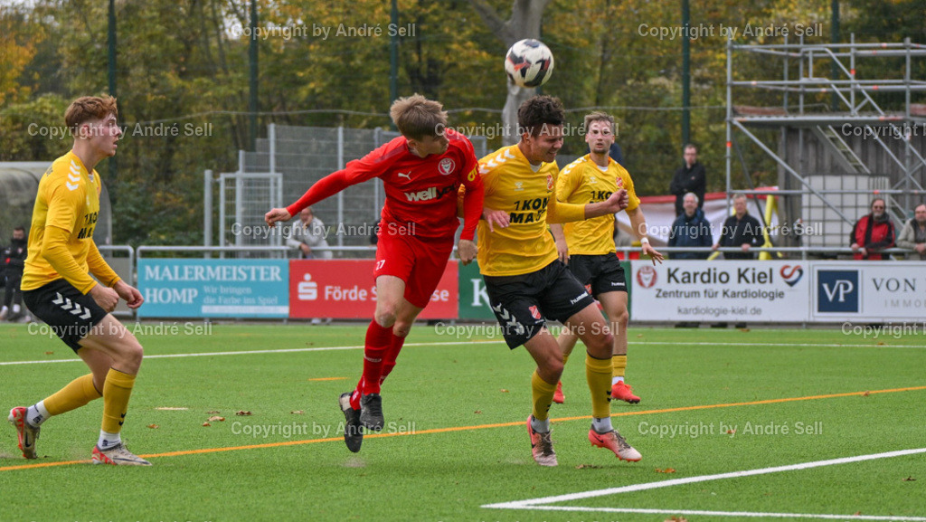 FC Kilia Kiel vs SV Eichede | Yannik Jakubowski (Kilia #27) / Justin Cloppatt (Eichede #5) &amp; Luca Reimers (Eichede #2) - Fußball-Oberliga Männer 2024/2025 / FC Kilia Kiel vs SV Eichede / Kilia Stadion / Kiel / 26.10.24 - Realisiert mit Pictrs.com