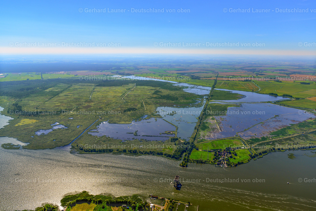 3637608 | BUGEWITZ 25.08.2016 Insel am Ufer des Flußverlaufes des Stettiner Haffs im Ortsteil Kamp in Bugewitz im Bundesland Mecklenburg-Vorpommern. // Island on the banks of the river course of the Stettiner Haff in the district Kamp in Bugewitz in the state Mecklenburg - Western Pomerania. Foto: Gerhard Launer