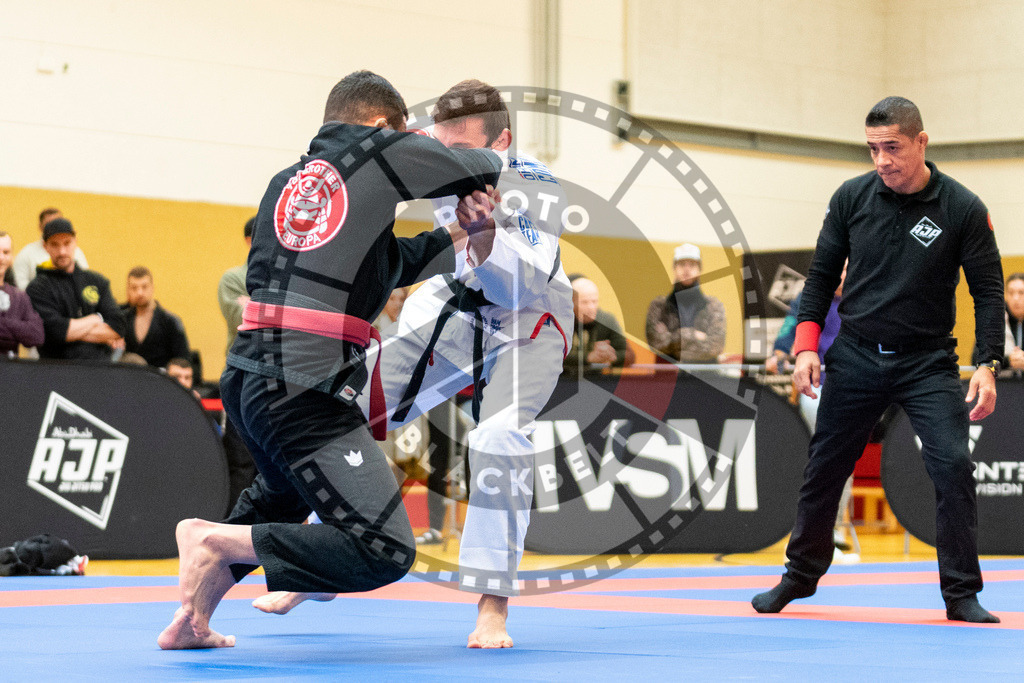 20231118PBB10446 | Fighters compete during the AJP Tour 600 Frankfurt Championship in Frankfurt/Main, Germany, on November 18, 2023.