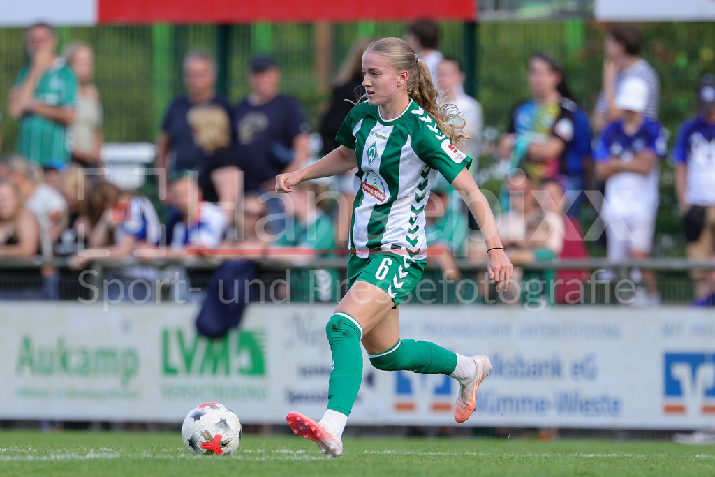 Fussball, Testspiel Frauen, SV Werder Bremen - Hamburger SV | Marie Gmeineder (SV Werder Bremen, 6) am Ball, Freisteller, Einzelbild, Ganzkörper, Aktion, Action, Spielszene