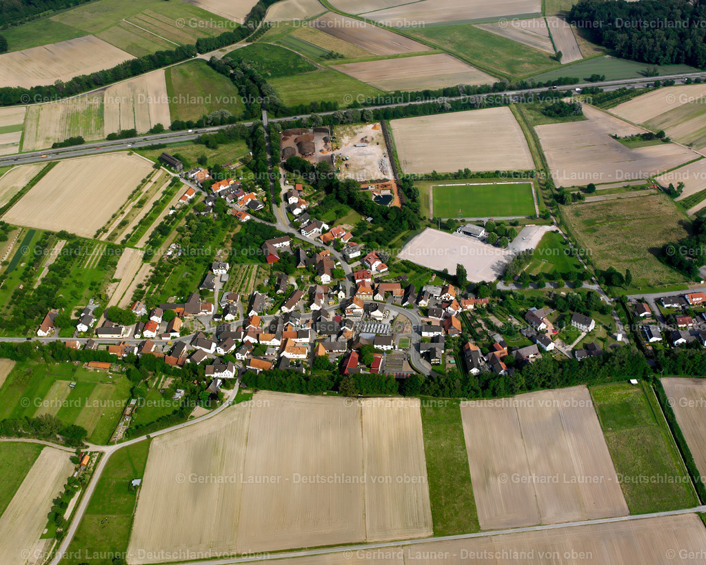 2526101 | Unzhurst 01.08.2005 Landwirtschaftliche Nutzflächen und Feldgrenzen  umsäumen das Siedlungsgebiet des Dorfes in Ottersweier im Bundesland Baden-Württemberg, Deutschland // Agricultural land and field boundaries surround the settlement area of the village  in Ottersweier in the state Baden-Wuerttemberg, Germany Foto: Gerhard Launer