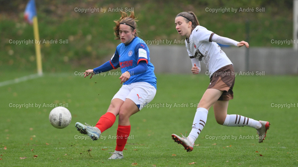Holstein Kiel vs St. Pauli | Emma Jöhnk (Holstein #18) / Julia Hechtenberg (St. Pauli #29) - Fußball-Regionalliga Nord Frauen 2024/2025 / Holstein Kiel vs St. Pauli / Waldwiese / Kiel / 10.11.24 - Realisiert mit Pictrs.com
