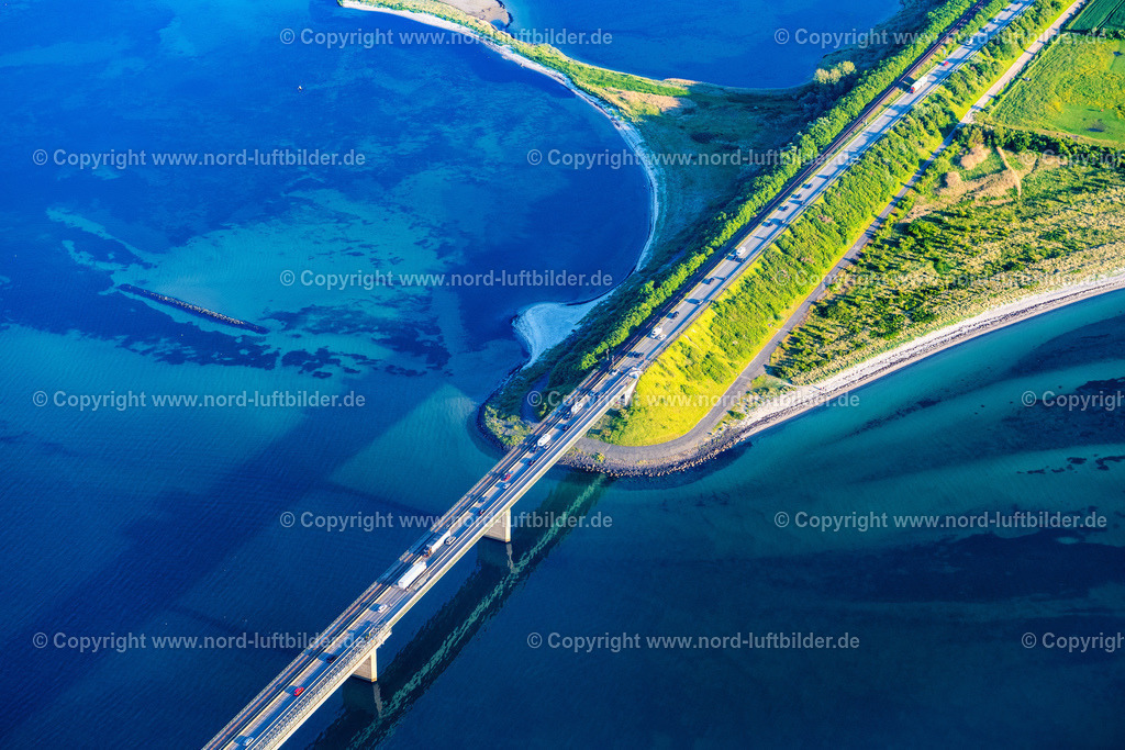 Fehmarn_Fehmarnsundbrücke_ELS_8875030622 | FEHMARN 03.06.2022 Blick auf die kombinierte Straßen- und Eisebahnbrücke Fehmarnsundbrücke, der Fehmarnsundquerung zwischen Fehmarn und dem Festland bei Großenbrode in Schleswig-Holstein. Weiterführende Informationen bei: Tourismus-Service Fehmarn. // Fehmarn Sund bridge between Fehmarn and the mainland at Grossenbrode in Schleswig-Holstein. Further information at: Tourismus-Service Fehmarn. Foto: Martin Elsen