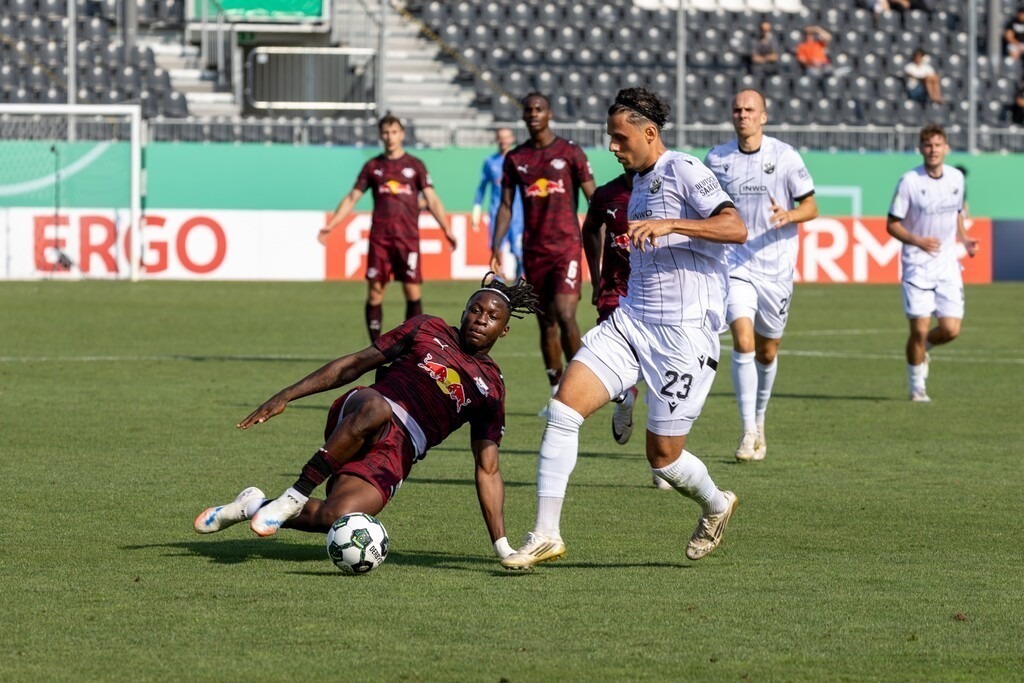SV Sandhausen gegen RB Leipzig (DFB-Pokal, 1. Runde)***Bild: Johann Bakayoko (9, Leipzig) geht energisch zum Ball | SV Sandhausen gegen RB Leipzig (DFB-Pokal, 1. Runde)***Bild: Johann Bakayoko (9, Leipzig) geht energisch zum Ball - Realisiert mit Pictrs.com
