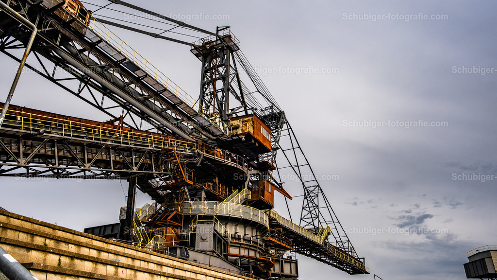 DSCF1997 | Ferropolis ist ein Industriemuseum und Veranstaltungsort in Gräfenhainichen östlich von Dessau-Roßlau auf einer Halbinsel im Gremminer See, dem ehemaligen Tagebau Golpa-Nord. Ferropolis ist Ankerpunkt der Europäischen Route der Industriekultur. Wikipedia - Realisiert mit Pictrs.com