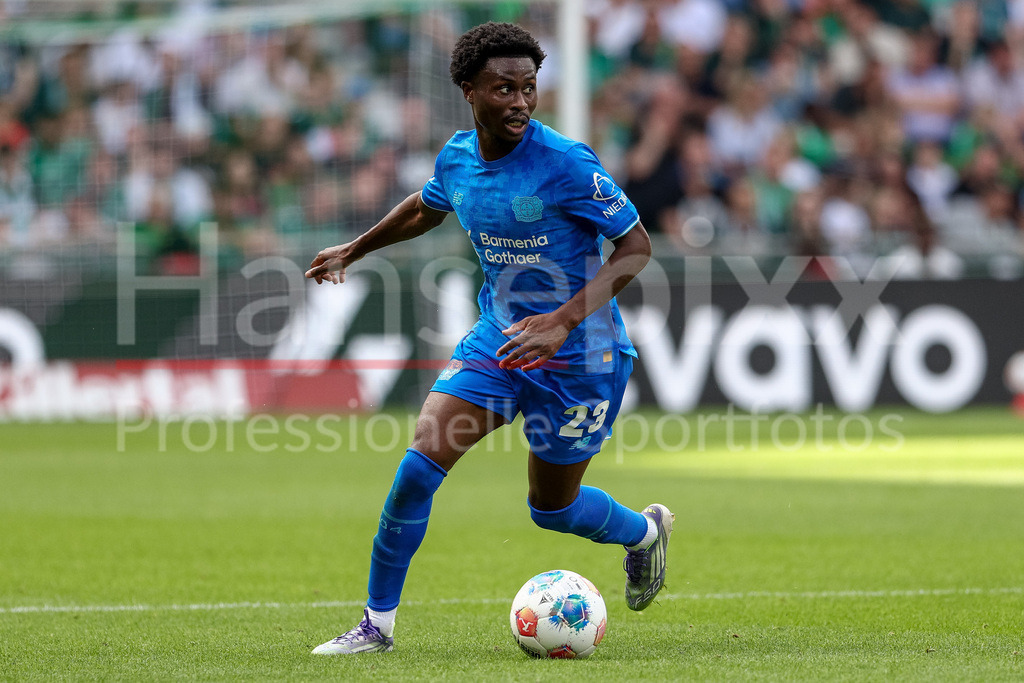 Fussball, Bundesliga, SV Werder Bremen - Bayer 04 Leverkusen | Nathan Tella (Bayer 04 Leverkusen, 23) am Ball, Freisteller, Einzelbild, Ganzkörper, Aktion, Action, Spielszene, DIE DFL-RICHTLINIEN UNTERSAGEN JEGLICHE NUTZUNG VON FOTOS ALS SEQUENZBILDER UND/ODER VIDEOÄHNLICHE FOTOSTRECKEN. DFL REGULATIONS PROHIBIT ANY USE OF PHOTOGRAPHS AS IMAGE SEQUENCES AND/OR QUASI-VIDEO.