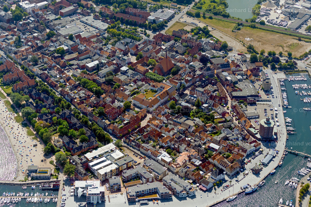 4037897 | ECKERNFöRDE 07.08.2020 Stadtansicht vom Innenstadtbereich in Eckernförde an der Küstenlinie der Ostsee im Bundesland Schleswig-Holstein. // City view of the city area of Eckernfoerde at the coastline of the baltic sea in the state Schleswig-Holstein. Foto: Gerhard Launer