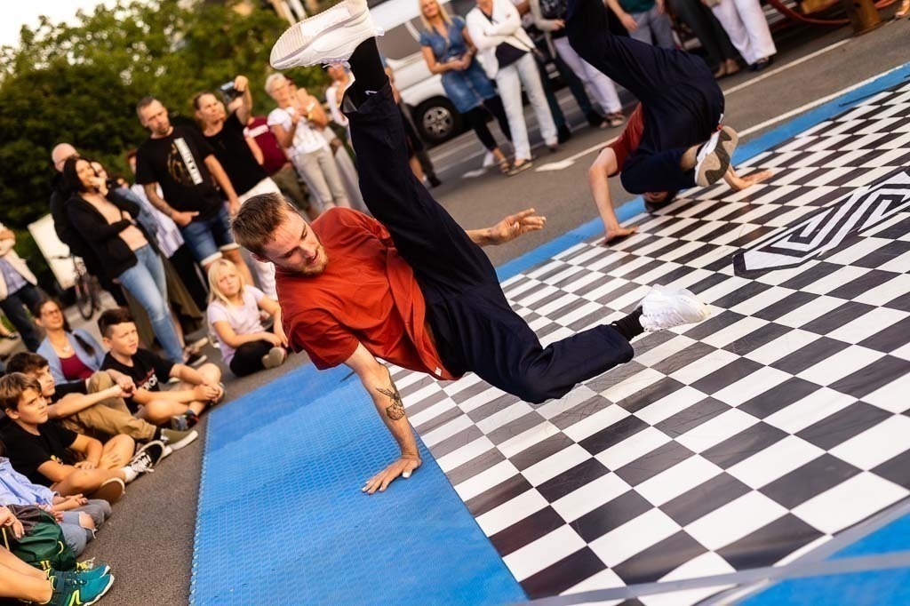 Breakdance mit The Saxonz am Forte Belvedere Leisnig | Breakdance mit The Saxonz am Forte Belvedere Leisnig zum Festival Hallo Leisnig 2022. - Realisiert mit Pictrs.com