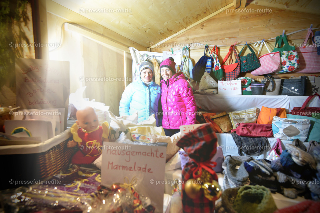 -news-2022-Dez10-Weihnachtsmarkt-Reutte-WTV_6591 | Info aus dem Bezirk Reutte/Ausserfern Tirol sowie eine umfangreiche Bilddatenbank über die gesamte Region: Lechtal, Talkessel Reutte, Tannheimertal, Zwischentoren. Lech, Plansee, Zugspitze, Grenztunnel, B179, Fernpassstraße, Verkehr, Lawinen, Tradition, - Realisiert mit Pictrs.com
