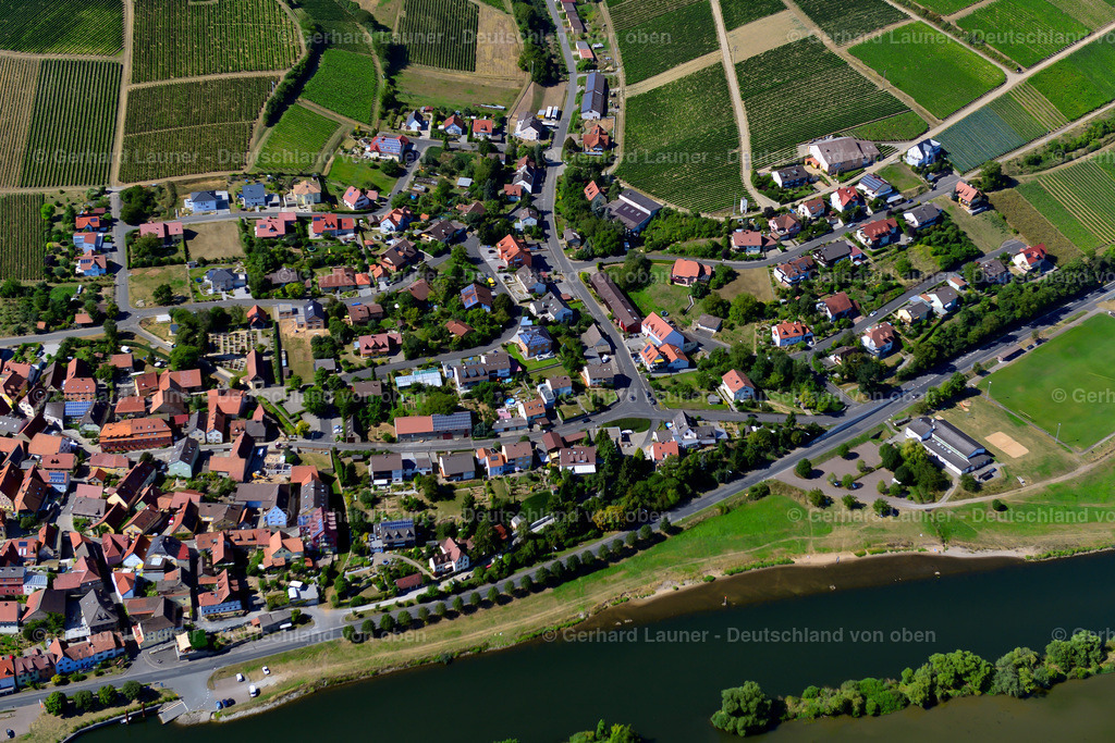 3650285 | OBEREISENHEIM 31.08.2016 Ortsansicht am Rande von landwirtschaftlichen Feldern und Nutzflächen  in Obereisenheim im Bundesland Bayern, Deutschland // Village view on the edge of agricultural fields and land  in Obereisenheim in the state Bavaria, Germany Foto: Gerhard Launer