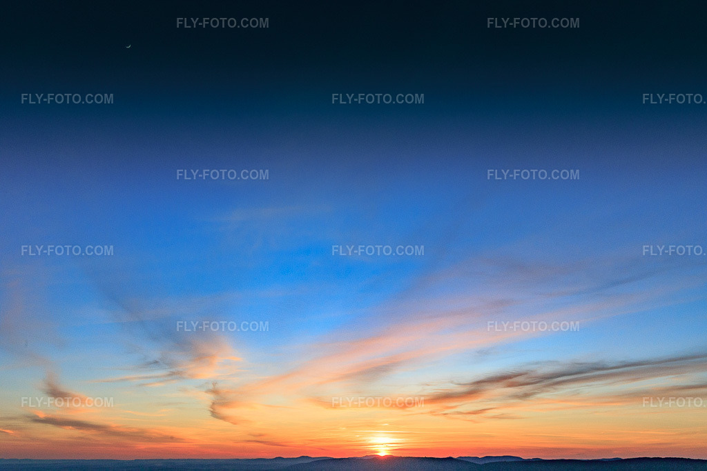 Aerial view: Sunset over the Northern Vosges Mountains in Drachenbronn-Birlenbach in the state Bas-Rhin, France. – Photo: IMG_105023.jpg taken on 03/21/2018 by Werner Riehm/FLY-FOTO.com – Resolution of the original: 5472 x 3648 px