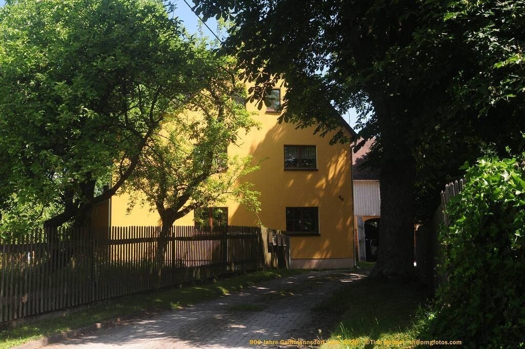 Geißmannsdorf-2026-Ortsbilder-124 | Geißmannsdorf bei Bischofswerda im Sommer 2026. Ein fotografischer Streifzug durch das Dorf Geißmannsdorf, mit Gebäuden, Straßen, Strohpuppen und geschmückten Vorgärten und Grundstücken anlässlich der 800-Jahr-Feier von Geißmannsdorf im Juni 2026 - Realisiert mit Pictrs.com