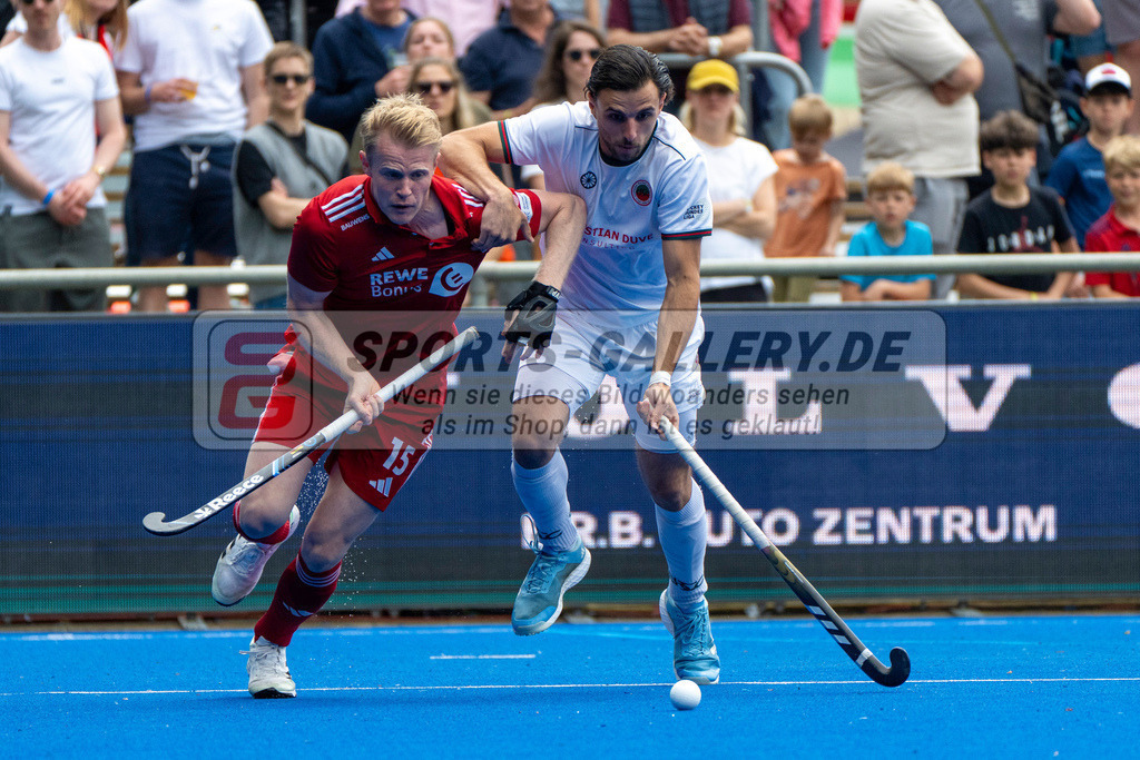 Final4_20250601-1343-HK108544 | Krefeld, Deutschland, 01.06.2025:  Feldhockey Final4 2025 – „Deutsche Feldhockey-Meisterschaften 2025“ Crefelder HTC - Rot-Weiss Köln (Finale Herren) im Gerd-Wellen-Hockeyanlage am 01.06.2025 in Krefeld, Deutschland. (Foto von Kramhöller/Fehrmann/Kaste)Krefeld, Germany, 01.06.2025: Feldhockey Final4 2025 – „Deutsche Feldhockey-Meisterschaften 2025“ Harvestehuder HTC - Düsseldorfer HC (Finale Damen) in Gerd-Wellen-Hockeyanlage at 01.06.2025 in Krefeld, Deutschland. (Foto from Kramhöller/Fehrmann/Kaste)