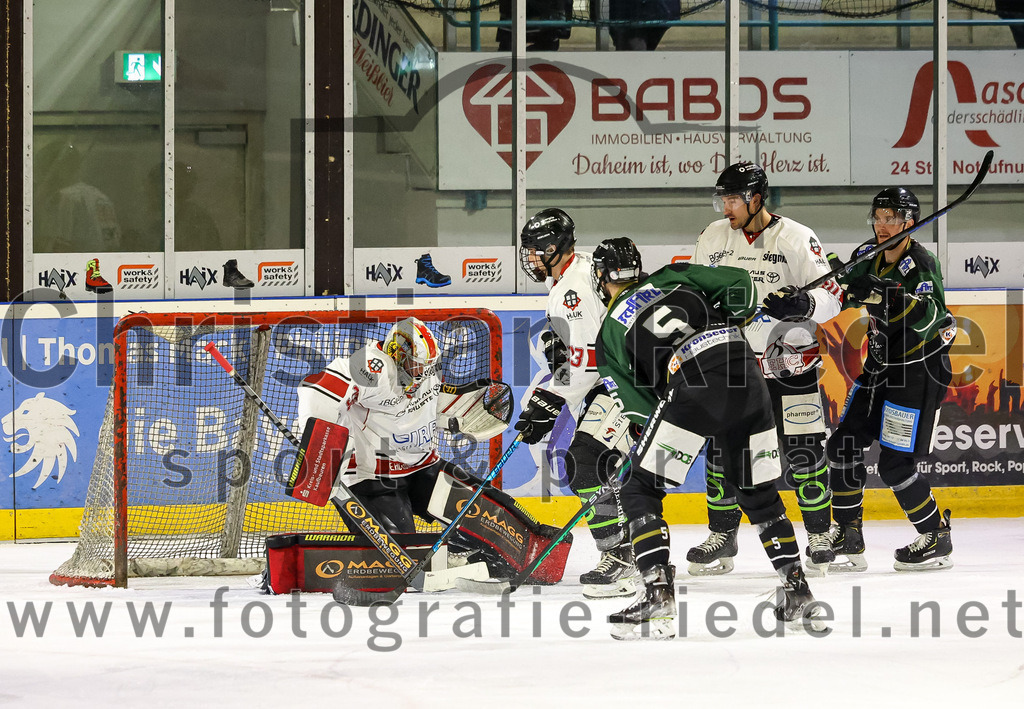2022-11-06_019_TSV_Erding_gegen_EHC_Koenigsbrunn | Erding, Deutschland, 06.11.2022:
Eishockey, Bayernliga 2022 / 2023, 11. Spieltag, TSV Erding gegen EHC Königsbrunn, Endergebnis: 1:7

Torwart Stefan Vajs (EHC Königsbrunn, #32), Luca Szegedin (EHC Königsbrunn, #13), Florian Zimmermann (Erding Gladiators, #5)

Foto: Christian Riedel / fotografie-riedel.net