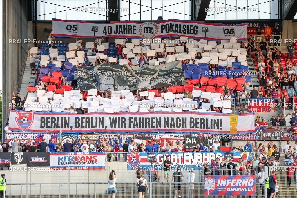 SB_KFCBAU_20250815_3885.JPG -  - KFC Uerdingen - SF Baumberg - Oberliga Niederrhein | Krefeld, Deutschland, 15.08.25: Fans von KFC Uerdingen machen eine Choreographie während des Oberliga Niederrhein Spiels zwischen KFC Uerdingen - SF Baumberg in der Grotenburg Stadion am 15. August 2025 in Krefeld, Deutschland. (Foto von Stefan Brauer/Brauer-Fotoagentur)