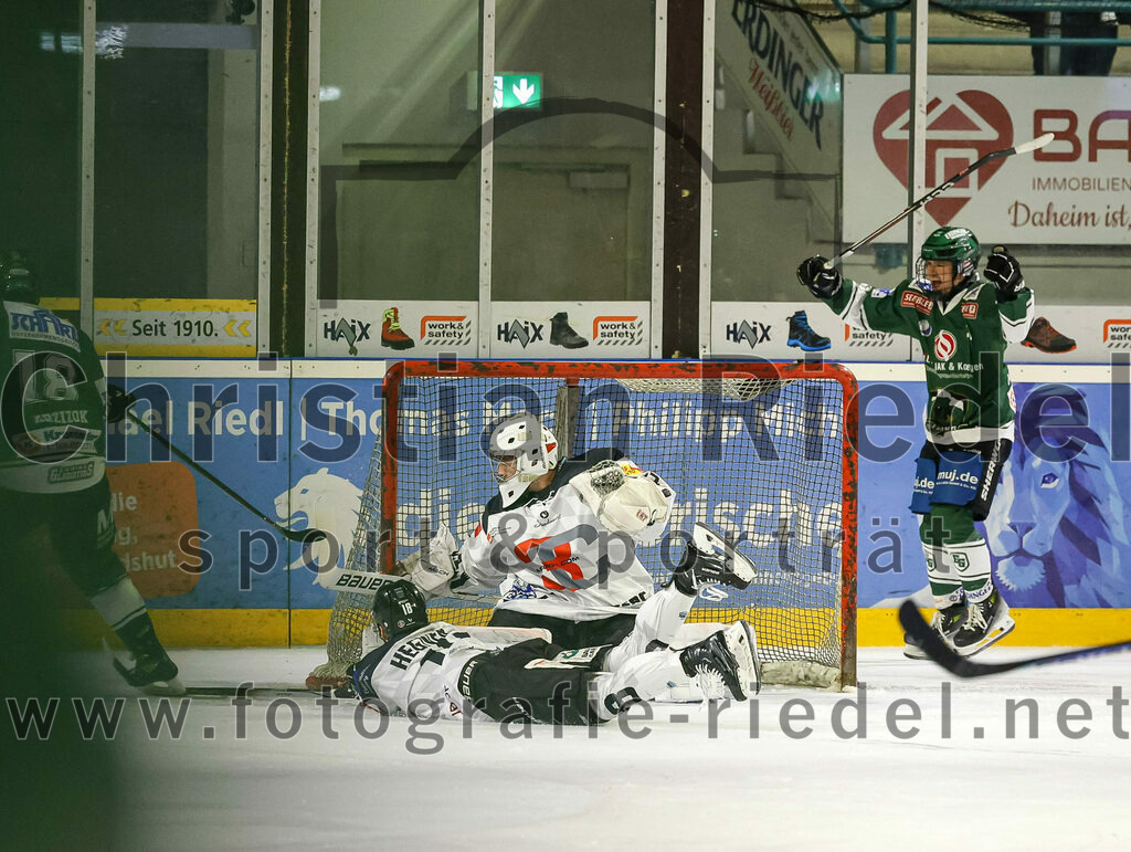 2024-01-26_042_TSV_Erding_gegen_HC_Landsberg | Erding, Deutschland, 26.01.2024:
Eishockey, Bayernliga Vorrunde 2023 / 2024, 28. Spieltag, TSV Erding gegen HC Landsberg, Endergebnis: 6:2

Daniel Krzizok (Erding Gladiators, #18), Torwart Moritz Borst (HC Landsberg, #32), Luis Hegner (HC Landsberg, #18), Erik Modlmayr (Erding Gladiators, #21)

Foto: Christian Riedel / fotografie-riedel.net