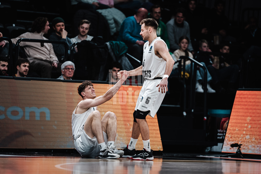 Basketball | Männer | Saison 2023/2024 | BKT EuroCup | Veolia Towers Hamburg vs. Umana Reyer Venice | 06.02.2024 | Nico Brauner (#5, Veolia Towers Hamburg) rechts, hilft Niklas Krause (#1, Veolia Towers Hamburg) links, vom Boden auf