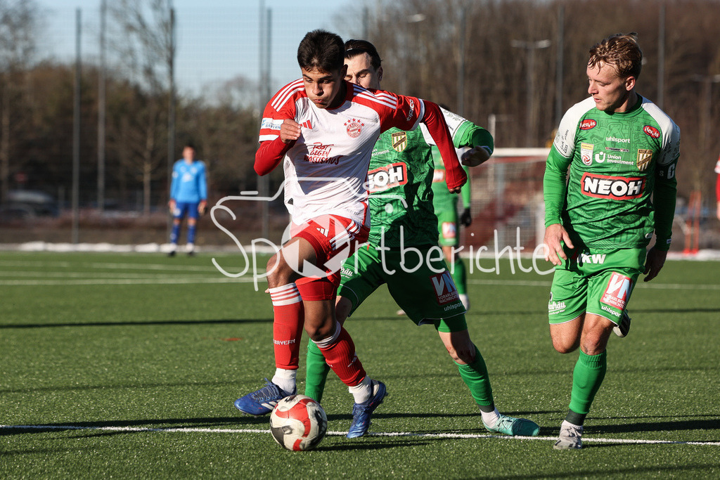FC Bayern Amateure - SC Austria Lustenau | Im Duell Matteo PEREZ VINLOEF (FCB #3) und Fabian GMEINER (SCA #7) / Zweikampf