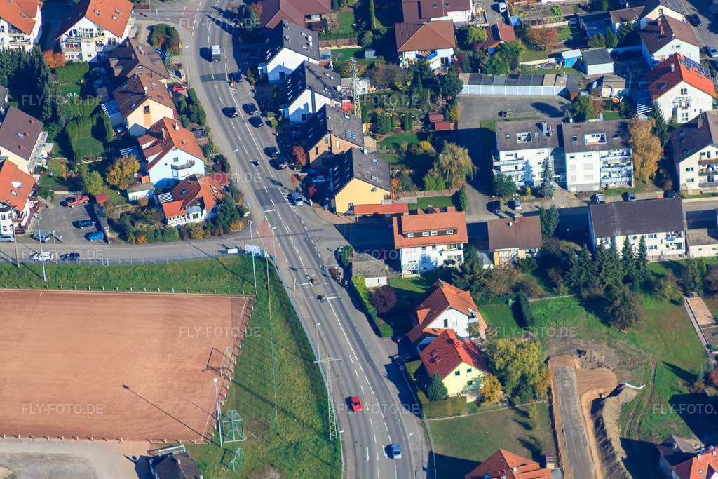 Luftbild: Hartplatz des SV Hagenbach an der Scharfeneckstraße in Hagenbach im Bundesland Rheinland-Pfalz in Deutschland. Foto: IMG_35307.jpg vom 31.10.2010 durch Werner Riehm/FLY-FOTO.deWWW.SV-HAGENBACH.DE