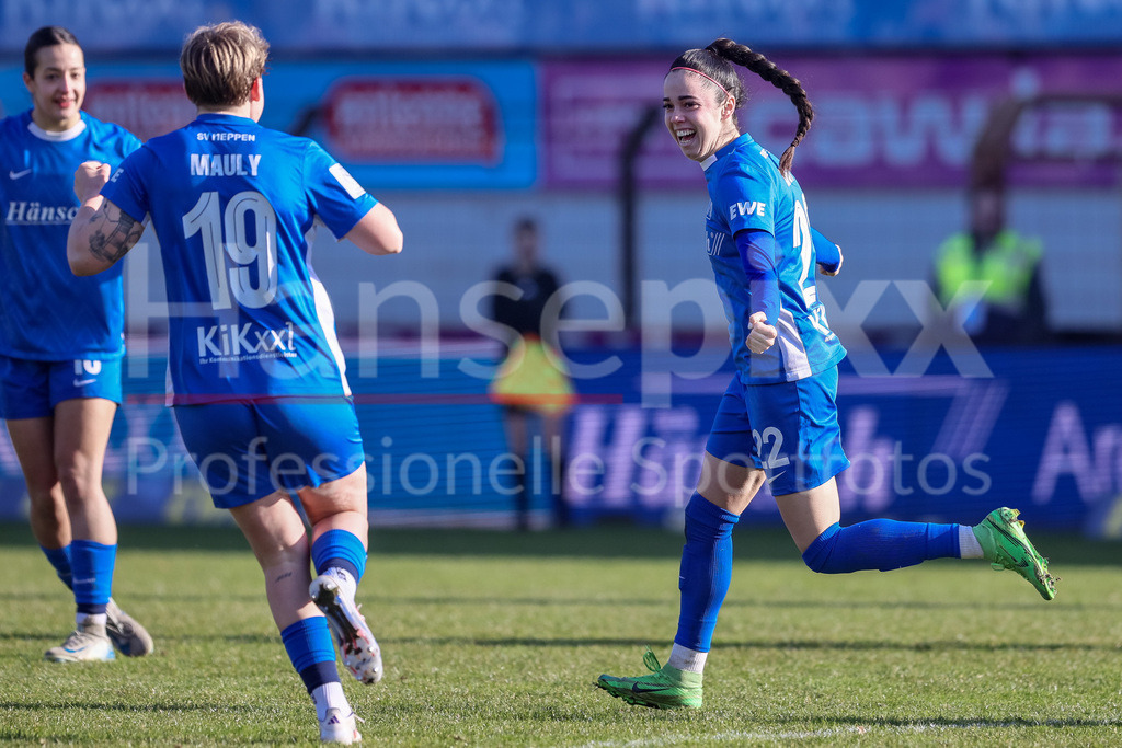 Fussball, 2. Frauen-Bundesliga, SV Meppen - SV 67 Weinberg | v.li.: Lea Mauly (SV Meppen, 19) und Torschützin Virag Nagy (SV Meppen, 22) mit Torjubel, Jubel, jubeln, jubelt, optimistisch, Spielszene, Highlight, Freude über das Tor zum 1:0, DIE DFB-RICHTLINIEN UNTERSAGEN JEGLICHE NUTZUNG VON FOTOS ALS SEQUENZBILDER UND/ODER VIDEOÄHNLICHE FOTOSTRECKEN. DFB REGULATIONS PROHIBIT ANY USE OF PHOTOGRAPHS AS IMAGE SEQUENCES AND/OR QUASI-VIDEO.