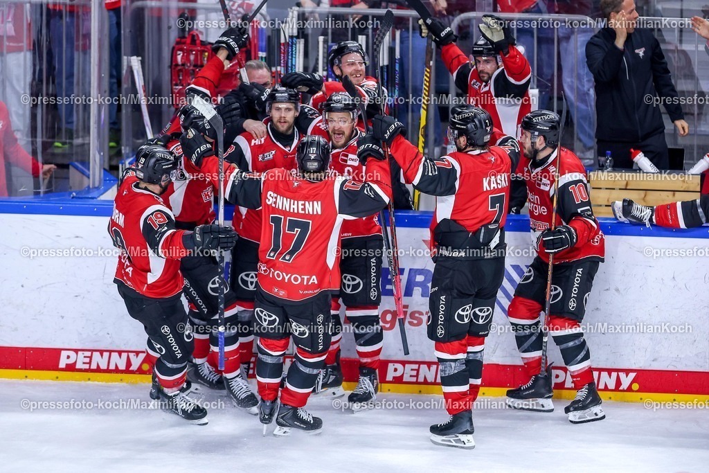 KEC15042601174 | 15.04.2026, Eishockey, DEL Halbfinale Play-Offs, Kölner Haie - Eisbären Berlin, Spiel 4, Lanxess-Arena Köln: Torjubel nach dem Tor zum 4:3 in Overtime durch Torschütze Dominik Bokk (Kölner Haie #78) zusammen mit  Jan Luca Sennhenn (Kölner Haie #17) Moritz Müller (Kölner Haie #91) Juhani Tyrväinen (Kölner Haie #21) Frederik Storm (Kölner Haie #19) Oliwer Kaski (Kölner Haie #07) Tanner Kero (Kölner Haie #10) 